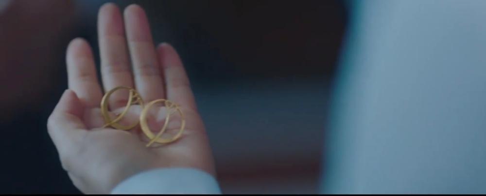 Collar y broche (Hotel Del Luna)